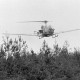 ARH NL Mellin 02-035/0017, Helikopter (Typ Bell 47?) beim Streuen von Dünger(?)