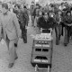 Archiv der Region Hannover, ARH NL Mellin 02-038/0028, Fußballfans mit Bierkisten (vermutlich in der Nähe des Niedersachsenstadions, Hannover)