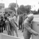 ARH NL Mellin 02-040/0004, Gruppe von Männern (rechts Bürgermeister Karl-Heinz Kannacher) bei der Eröffnung? der Marktstraße (Hochbrücke) in Burgdorf