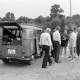 Archiv der Region Hannover, ARH NL Mellin 02-042/0016, Zwei Polizeibeamte und die Tauchergruppe der Feuerwehr Burgdorf mit ihrem Einsatzfahrzeug (VW-Bulli) nach der Bergung der Leiche eines jungen Mannes nach einem Badeunfall an der Kiesgrube bei Ahrbeck, Heeßel