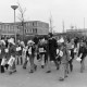 Archiv der Region Hannover, ARH NL Mellin 02-044/0008, Umzug von Schülern des Gymnasiums und der Realschule Großburgwedel in das neu gegründete Gymnasium Isernhagen