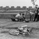 Archiv der Region Hannover, ARH NL Mellin 02-050/0007, Erst-Helfer bei einem Motorradfahrer nach einem Sturz