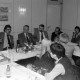 Archiv der Region Hannover, ARH NL Mellin 02-057/0011, Gruppe von Personen zu einer Besprechung an Tischen sitzend