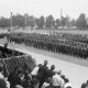 Archiv der Region Hannover, ARH NL Mellin 02-062/0001, Versammlung der Feuerwehr auf einem Sportplatz