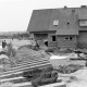 Archiv der Region Hannover, ARH NL Mellin 02-066/0011, Zerstörtes Haus und Gelände als Folge der Überschwemmung der Wohnsiedlung "Im Stadtfeld" an der Erbstorfer Landstraße nach dem Dammbruch des Elbe-Seitenkanals, Adendorf