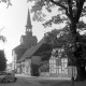 ARH NL Mellin 02-066/0016, Blick eine Straße entlang mit der Stadtkirche St. Bartholomäi hinter den Häusern, Wunstorf