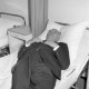 Archiv der Region Hannover, ARH NL Mellin 02-067/0004, Mann auf einem Bett liegend bei der Besichtigung eines Krankenhauszimmers(?)