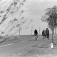 ARH NL Mellin 02-068/0002, Drei Schüler beim Fahrradfahren auf einer Landstraße