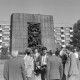 Archiv der Region Hannover, ARH NL Mellin 02-072/0002, Gruppe von Männern vor dem "Denkmal der Helden des Ghettos" (auch "Warschauer Ghetto-Ehrenmal"), Warschau