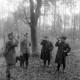 Archiv der Region Hannover, ARH NL Mellin 02-074/0005, Jagdhornbläser im Wald