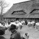 Archiv der Region Hannover, ARH NL Mellin 02-074/0016, Tanzende Personen in Trachten auf einem Platz vor einem Fachwerkhaus