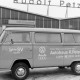 Archiv der Region Hannover, ARH NL Mellin 02-079/0012, VW-Bus (VW Typ 2 T2) vor dem VW-Autohaus von Rudolf Petzold in der Burgdorfer Straße, Lehrte