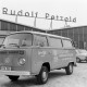 Archiv der Region Hannover, ARH NL Mellin 02-079/0013, VW-Bus (VW Typ 2 T2) vor dem VW-Autohaus von Rudolf Petzold in der Burgdorfer Straße, Lehrte