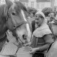 Archiv der Region Hannover, ARH NL Mellin 02-082/0001, Fütterung eines Pferdes bei einem Halt des Hanse-Biertrecks von Einbeck nach Lübeck auf dem Spitta-Platz, Burgdorf