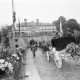 Archiv der Region Hannover, ARH NL Mellin 02-089/0009, Kutsche auf der Schlossbrücke zum Schloss Pyrmont auf der früheren Festungsinsel, Bad Pyrmont