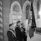 Archiv der Region Hannover, ARH NL Mellin 02-095/0013, Drei Bergmänner in Bergmannstracht mit einer Fahne zu einem offiziellen Anlass in einer Kirche