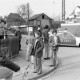 Archiv der Region Hannover, ARH NL Mellin 02-096/0009, Schaulustige an der Ecke Konerdingstraße/Namedorfstraße nach einem tödlichen Vorfall vor dem Haus Nr. 14 in der Namedorfstraße, Bemerode