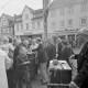 Archiv der Region Hannover, ARH NL Mellin 02-098/0007, Drehorgelspieler zum Oktobermarkt auf dem Rathausvorplatz, Burgdorf