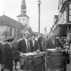 Archiv der Region Hannover, ARH NL Mellin 02-098/0008, Drehorgelspieler zum Oktobermarkt auf dem Rathausvorplatz, im Hintergrund die Pankratiuskirche, Burgdorf