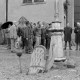 Archiv der Region Hannover, ARH NL Mellin 02-099/0018, Auf dem Boden stehende Kirchturmspitze mit Wetterhahn und versammelte Gruppe an Menschen auf dem Spitta-Platz an der Pankratiuskirche, Burgdorf