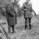 Archiv der Region Hannover, ARH NL Mellin 02-102/0017, Zwei Jäger mit Gewehren am Waldrand stehend