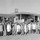 Archiv der Region Hannover, ARH NL Mellin 02-103/0017, Gruppenbild der Mitarbeitenden(?) vor dem Autohaus Isernhagen