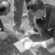 Archiv der Region Hannover, ARH NL Mellin 02-110/0009, Spurensicherung mit einem gefundenen Taschenmesser am Ufer eines Flusses nach dem Fund einer männlichen Leiche