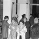 Archiv der Region Hannover, ARH NL Mellin 02-110/0025, Festlich gekleidete Leute beim Presseball am Eingang des Hannover Congress Centrum (HCC), Hannover