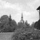 Archiv der Region Hannover, ARH NL Mellin 02-116/0001, Blick über den Vorgarten eines Hauses auf die Pankratiuskirche, Burgdorf