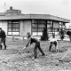 Archiv der Region Hannover, ARH NL Mellin 02-124/0001, Gartenarbeiten beim Gemeindezentrum der Ev.-luth. St.-Paulus-Kirchengemeinde, Burgdorf