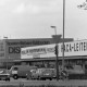 Archiv der Region Hannover, ARH NL Mellin 02-125/0004, Blick auf Gebäude von "HACA-Leitern", einem "Tapeten-Farben-Fußboden Discount" und "Siemens" im Industriegebiet, Altwarmbüchen