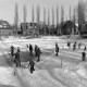 Archiv der Region Hannover, ARH NL Mellin 02-129/0001, Personen befreien eine Eisfläche vom Schnee und laufen Schlittschuh