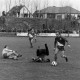 ARH NL Mellin 02-129/0007, Fußballspiel des TSV Friesen Hänigsen (helle Hemden), Hänigsen