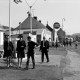 Archiv der Region Hannover, ARH NL Mellin 02-129/0015, Personen an einer Tankstelle zur Rast während einer Sonderfahrt von Burgdorf nach Frankreich?, Belgien