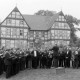 Archiv der Region Hannover, ARH NL Mellin 02-130/0012, Auftritt eines Chors vor dem Junkernhof, Uetze