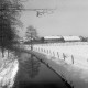 Archiv der Region Hannover, ARH NL Mellin 02-133/0009, Blick von der Brücke am "Alter Jagdsteg" auf die Aue und den verschneiten Ort, Burgdorf