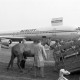 Archiv der Region Hannover, ARH NL Mellin 02-136/0004, Zwei Pferde in einer Transportbox für ein Flugzeug auf dem Flughafen Hannover, Langenhagen