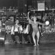 Archiv der Region Hannover, ARH NL Mellin 02-142/0007, Auftritt einer rhythmischen Sportgymnastin mit Ball im Kuppelsaal des Hannover Congress Centrum (HCC), Hannover