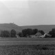 ARH NL Mellin 02-142/0015, Blick von Nordwesten über Wohngebäude auf die Burg Plesse, Bovenden