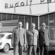 Archiv der Region Hannover, ARH NL Mellin 02-145/0016, Rudolf Petzold (Mitte) mit zwei weiteren Männern vor dem VW-Autohaus von Rudolf Petzold in der Burgdorfer Straße, Lehrte