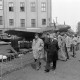 Archiv der Region Hannover, ARH NL Mellin 02-147/0015, Besuchergruppe im Außenbereich des Museum der polnischen Armee (Muzeum Wojska Polskiego), Warschau