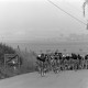 Archiv der Region Hannover, ARH NL Mellin 02-160/0013, Radsportler bei einer Bergfahrt bei Gehrden