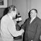 ARH NL Mellin 02-163/0006, Überreichung einer Flasche und Schokolade(?) an einen Mann