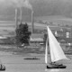 ARH NL Mellin 02-163/0011, Blick auf Boote auf einem Fluss und die dahinterliegende Fabrik