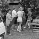 Archiv der Region Hannover, ARH NL Mellin 02-165/0014, Warteschlange an der Damentoilette bei einem Stockcar-Rennen