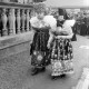 ARH NL Mellin 02-168/0019, Braut in Schaumburger Tracht vor der Stadtkirche, Bückeburg