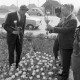 ARH NL Mellin 02-173/0015, Wilfried Hasselmann (rechts) mit Kameramann und weiteren Männern zu einer Blumenschau am Essmannshof, Deckbergen