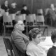 Archiv der Region Hannover, ARH NL Mellin 02-179/0015, Frau und Mann bei einer Sitzung