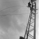 Archiv der Region Hannover, ARH NL Mellin 02-180/0017, Reparatur/Aufspannen von Kabeln auf einen Freimasten