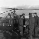 ARH NL Mellin 02-183/0007, Belgische Streitkräfte? (zu Besuch?) auf einem Militär-Übungsgelände mit einem Helikopter